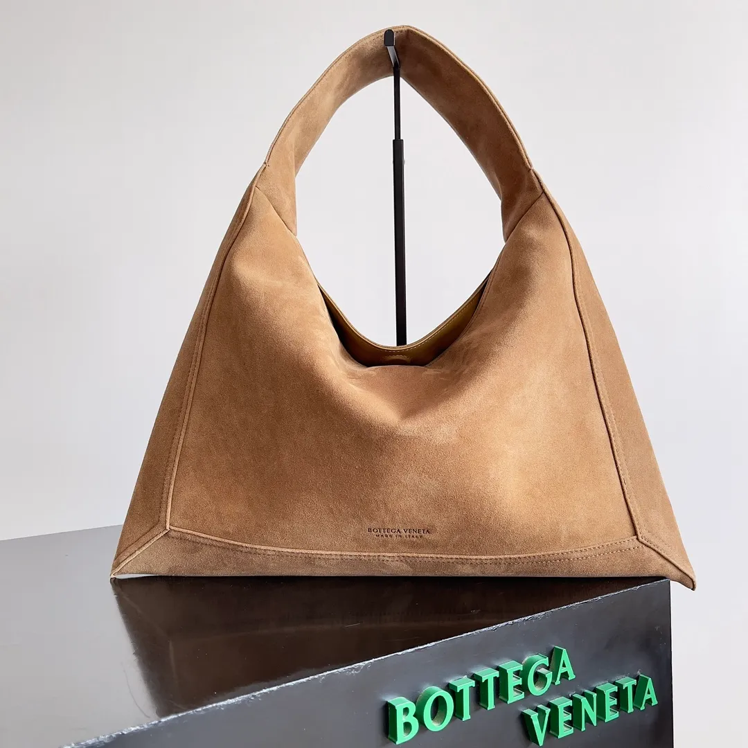 Batch 2080 Bottega Veneta, the flagship product of the 2024 autumn and winter, is making a splash from the catwalk to the streets. It not only brings a strong retro atmosphere, but also can easily interpret different styles through a variety of matching methods. Whether it is a smart and elegant workplace look or casual and comfortable daily wear, fully imported calfskin is a fashion element you can’t miss! Style number: 803977 Size: 41*20*8cm